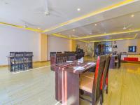 Un comedor con mesa y sillas en Hotel Harku Villa, en Dabok