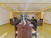 Un comedor largo con una mesa larga y sillas. en Hotel Harku Villa, en Dabok