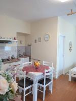 Kuchyňa alebo kuchynka v ubytovaní Apartman Jezerane