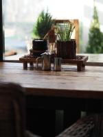 una mesa de madera con una bandeja con macetas y plantas. en Torhaus Möhnesee, en Möhnesee