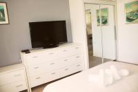 Televízia a/alebo spoločenská miestnosť v ubytovaní Apartment Brazuca-Center