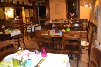 Restauracja lub miejsce do jedzenia w obiekcie Locanda La Sosta