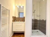 a bathroom with a sink and a shower at Le Calypso, superbe T3+Parking proche du centre in Poitiers