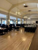 Un comedor con mesas y sillas y un restaurante. en Clifton Hotel, en Scarborough