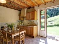 Kuchnia lub aneks kuchenny w obiekcie Gîte et studio avec cheminée, terrasse, salle de jeux et nature préservée à La Versanne - FR-1-496-280
