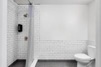 Ein Badezimmer in der Unterkunft HI San Diego Downtown Hostel