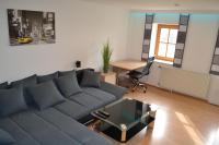 ein Wohnzimmer mit einem Sofa und einem Tisch in der Unterkunft Apartment Weitblick in Bad Waltersdorf