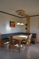 ein Esszimmer mit einem Holztisch und Stühlen in der Unterkunft Apartment Weitblick in Bad Waltersdorf
