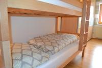 ein paar Etagenbetten in einem Zimmer in der Unterkunft Apartment Weitblick in Bad Waltersdorf