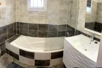 a bathroom with a tub and a sink at Villa 200m2, 3 suites, patio avec salle jeux, 1 piscine CHAUFFE DE DEBUT AVRIL A FIN OCTOBRE in Maruéjols