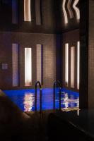 オポーレにあるHotel Wenedaの建物内の青い水の大きなプール