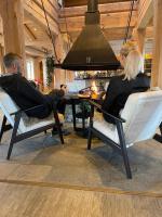 un hombre y una mujer sentados en sillas en una mesa en Oppdalsporten Motell, en Oppdal