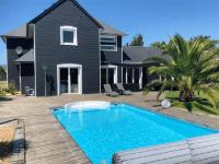 Basen w obiekcie Villa ensoleillée à Bretteville-sur-Ay avec piscine privée lub w pobliżu