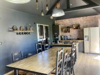 Kuchnia lub aneks kuchenny w obiekcie Villa ensoleillée à Bretteville-sur-Ay avec piscine privée