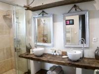 Łazienka w obiekcie Villa ensoleillée à Bretteville-sur-Ay avec piscine privée