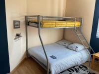 Łóżko lub łóżka w pokoju w obiekcie Villa ensoleillée à Bretteville-sur-Ay avec piscine privée