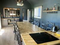 Kuchnia lub aneks kuchenny w obiekcie Villa ensoleillée à Bretteville-sur-Ay avec piscine privée