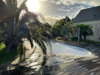 Ogród w obiekcie Villa ensoleillée à Bretteville-sur-Ay avec piscine privée