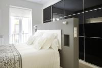 Posteľ alebo postele v izbe v ubytovaní Zurriola Zinema by FeelFree Rentals