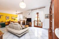 Una sala de estar con un sofá y un televisor. en La Gabbianella, en Sorrento