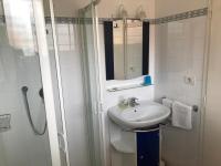 A bathroom at Apartment - Studio Arndt - Riva del Garda - 200 Meter Vom See