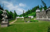 Zahrada ubytování Hrad Kunzov Glamping & SPA & Restaurant