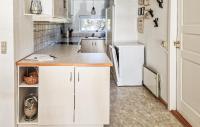 A cozinha ou cozinha compacta de Amazing Home In Hvide Sande With Kitchen