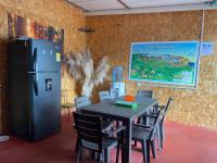 uma sala de jantar com uma mesa e um frigorífico em GLL HOTEL em El Cocuy