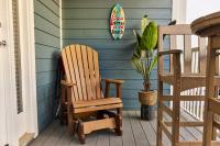 einem Schaukelstuhl aus Holz auf einer Veranda in der Unterkunft Summer Breeze D212 - Bungalow 6 in Destin