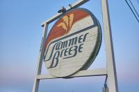 ein Schild für einen Tiernotfall auf einer Leiter in der Unterkunft Summer Breeze D212 - Bungalow 6 in Destin