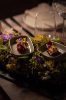 ゴルドにあるLA FERME DE LA HUPPEの花のテーブルの上に2皿