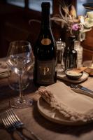 ゴルドにあるLA FERME DE LA HUPPEのワインのボトルとグラスが置かれたテーブル