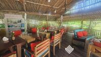 un restaurante con una mesa larga y sillas en Masai Mara Zanzibar - Boutique Hotel, en Jambiani