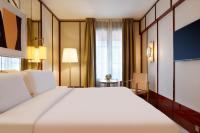 Cama ou camas em um quarto em Le Belgrand Hotel Paris Champs Elysees, Tapestry By Hilton