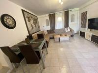 TV a/nebo společenská místnost v ubytování Spacius Garden flat ,1km from the beach , Sleeps 5 ,by likeyourhome