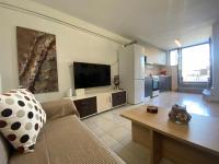TV a/nebo společenská místnost v ubytování Spacius Garden flat ,1km from the beach , Sleeps 5 ,by likeyourhome