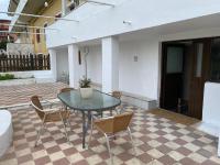 Balkón nebo terasa v ubytování Spacius Garden flat ,1km from the beach , Sleeps 5 ,by likeyourhome