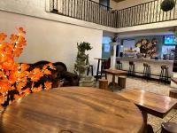 ein Zimmer mit einem Tisch und Stühlen sowie einer Bar in der Unterkunft NEIZAN HOTEL in Antigua Guatemala