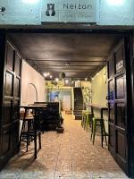 ein Restaurant mit Tischen und Stühlen in einem Flur in der Unterkunft NEIZAN HOTEL in Antigua Guatemala