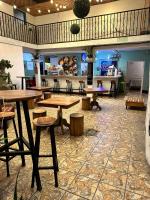 ein Restaurant mit Tischen und Stühlen in einem Zimmer in der Unterkunft NEIZAN HOTEL in Antigua Guatemala
