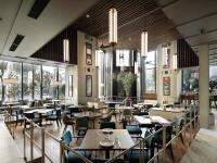 uma sala de jantar com mesas, cadeiras e janelas em Hamacho Hotel Tokyo em Tóquio