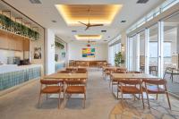 丰见城市THE SENAGAJIMA STORYLINE的餐厅里有桌椅的餐厅