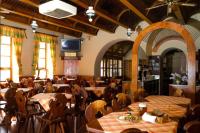 Un restaurante u otro lugar para comer en Apartman Discoveryou