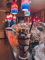 Un batido de chocolate sobre un mostrador en Grey Escape Apartments, en Qalḩāt