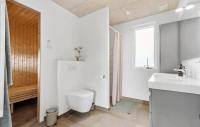 Koupelna v ubytování Four-Bedroom Holiday Home In Knebel