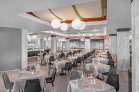 une salle à manger avec des tables et des chaises blanches dans l'établissement Virginia Family Resort, à Kallithea Rhodes