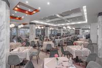 une salle à manger avec des tables et des chaises blanches dans l'établissement Virginia Family Resort, à Kallithea Rhodes