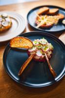 Đồ ăn tại/gần nhà khách