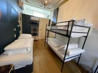 Zimmer mit 2 Etagenbetten und einem Kronleuchter in der Unterkunft Amsterdam Rembrandt Square city center Hotel in Amsterdam