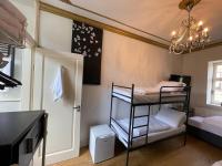 Zimmer mit 2 Etagenbetten und einem Kronleuchter in der Unterkunft Amsterdam Rembrandt Square city center Hotel in Amsterdam